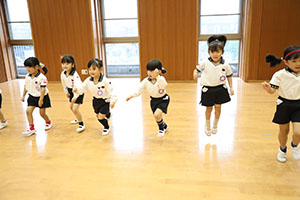 体操教室　ー鉄棒ー　すみれ