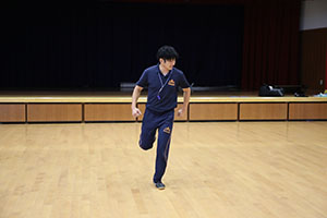 体操教室　ー鉄棒ー　すみれ