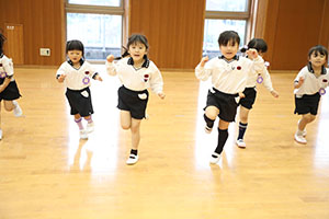 体操教室　ー鉄棒ー　すみれ
