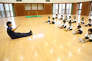 体操教室　ー鉄棒ー　すみれ