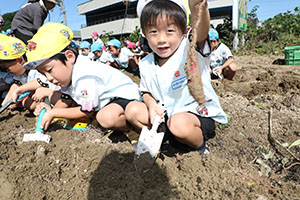 エンゼル自然体験農園でおいもほり　　年中
