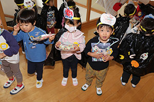 10月生まれのお誕生会　ーキャンディ探しー　2歳児クラス