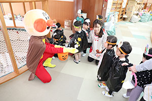 10月生まれのお誕生会　ーキャンディ探しー　2歳児クラス