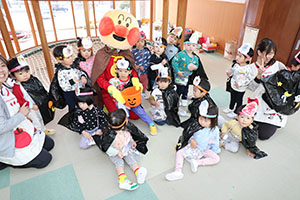 10月生まれのお誕生会　ーキャンディ探しー　2歳児クラス