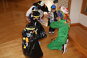 10月生まれのお誕生会　ーキャンディ探しー　2歳児クラス