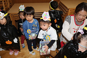 10月生まれのお誕生会　ーキャンディ探しー　2歳児クラス