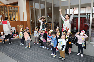 10月生まれのお誕生会　ーキャンディ探しー　2歳児クラス