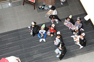 10月生まれのお誕生会　ーキャンディ探しー　2歳児クラス