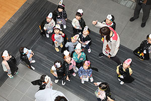 10月生まれのお誕生会　ーキャンディ探しー　2歳児クラス