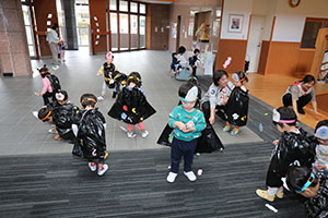 10月生まれのお誕生会　ーキャンディ探しー　2歳児クラス