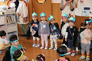 10月生まれのお誕生会　ーキャンディ探しー　2歳児クラス