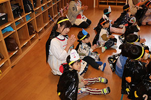 10月生まれのお誕生会　ーキャンディ探しー　2歳児クラス