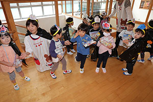 10月生まれのお誕生会　ーキャンディ探しー　2歳児クラス