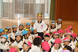 10月生まれのお誕生会　ーお寿司運び・デカパンリレーー　年中