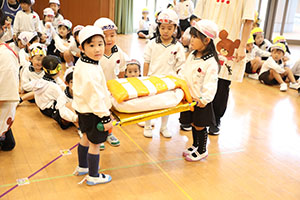 10月生まれのお誕生会　ーお寿司運び・デカパンリレーー　年中