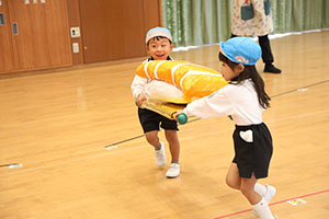 10月生まれのお誕生会　ーお寿司運び・デカパンリレーー　年中