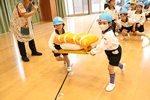 10月生まれのお誕生会　ーお寿司運び・デカパンリレーー　年中