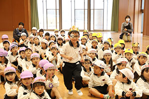 10月生まれのお誕生会　ーお寿司運び・デカパンリレーー　年中