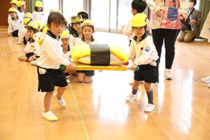 10月生まれのお誕生会　ーお寿司運び・デカパンリレーー　年中