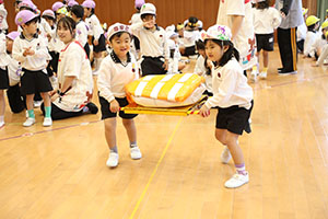 10月生まれのお誕生会　ーお寿司運び・デカパンリレーー　年中