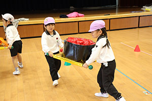 10月生まれのお誕生会　ーお寿司運び・デカパンリレーー　年中