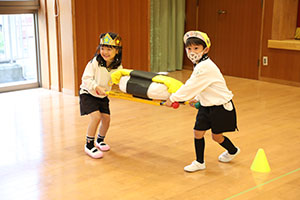 10月生まれのお誕生会　ーお寿司運び・デカパンリレーー　年中