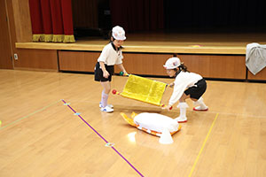 10月生まれのお誕生会　ーお寿司運び・デカパンリレーー　年中