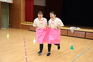 10月生まれのお誕生会　ーお寿司運び・デカパンリレーー　年中