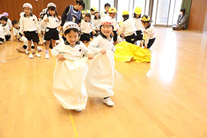 10月生まれのお誕生会　ーお寿司運び・デカパンリレーー　年中