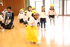 10月生まれのお誕生会　ーお寿司運び・デカパンリレーー　年中