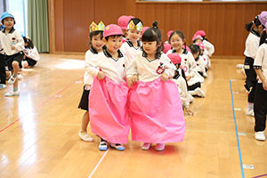 10月生まれのお誕生会　ーお寿司運び・デカパンリレーー　年中