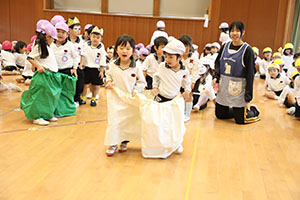 10月生まれのお誕生会　ーお寿司運び・デカパンリレーー　年中