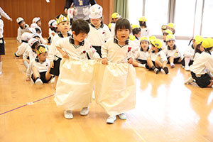 10月生まれのお誕生会　ーお寿司運び・デカパンリレーー　年中