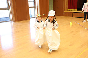 10月生まれのお誕生会　ーお寿司運び・デカパンリレーー　年中