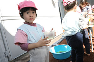 色水あそび　ひよこ