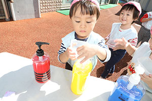 色水あそび　ひよこ