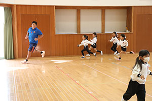 体操教室　ー ボール投げ ー　ばら