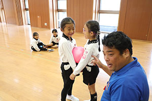体操教室　ー ボール投げ ー　ばら