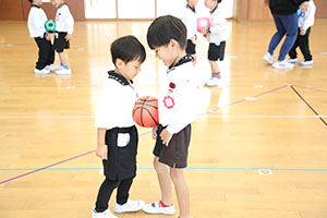 体操教室　ー ボール投げ ー　ばら