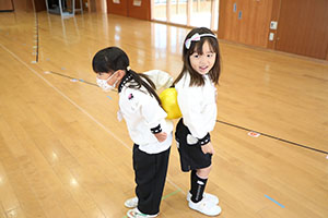 体操教室　ー ボール投げ ー　ばら