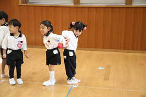 体操教室　ー ボール投げ ー　ばら