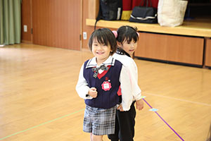 体操教室　ー ボール投げ ー　ばら