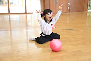 体操教室　ー ボール投げ ー　ばら