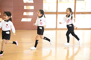 体操教室　ー ボール投げ ー　ばら