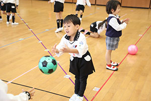 体操教室　ー ボール投げ ー　ばら