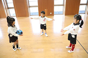 体操教室　ー ボール投げ ー　ばら