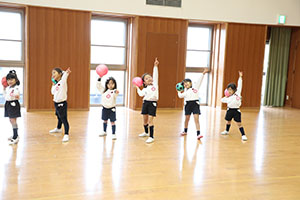 体操教室　ー ボール投げ ー　ばら