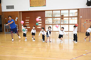 体操教室　ー ボール投げ ー　ばら
