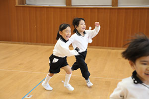 体操教室　ー ボール投げ ー　ばら