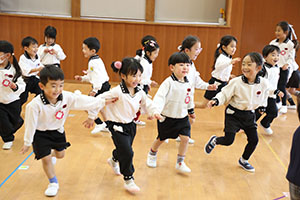 体操教室　ー ボール投げ ー　ばら